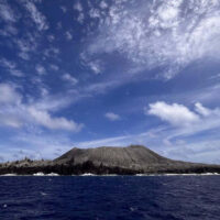 西之島で噴火後初の植物の生育を確認：コケ植物とシダ植物が切り開く海洋島の生態系形成の第一歩　Initial colonization by bryophytes and ferns during primary succession on Nishinoshima, Japan